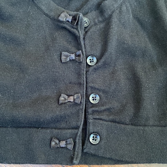 Black 4 button sweater. Size 18-24 months. Button bows - Picture 2 of 3